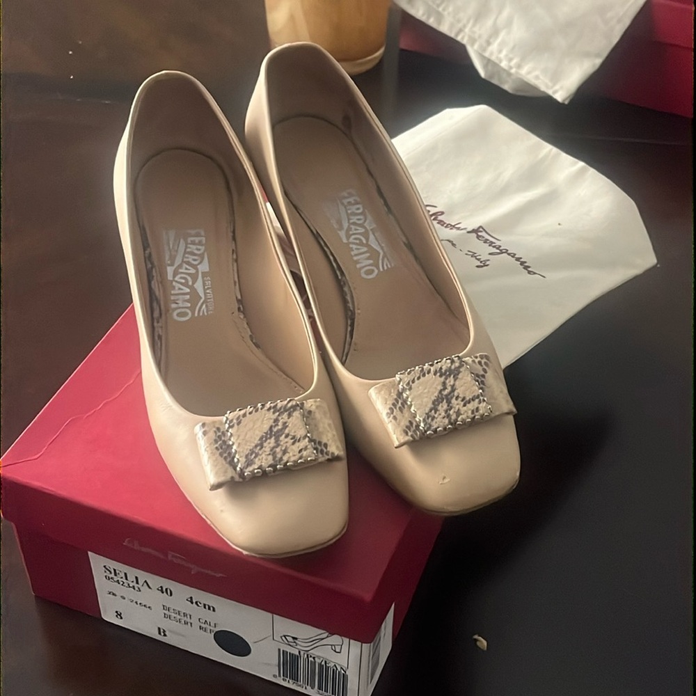 Salvatore Ferragamo size 8 1/2 leather shoes, desert calf w/ animal print bow.